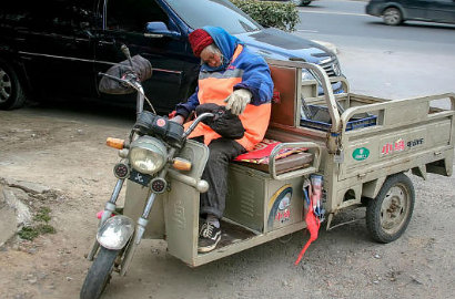 Heboh Foto Nenek Tukang Sapu Tidur Pulas di Jalanan Bikin Netter Miris