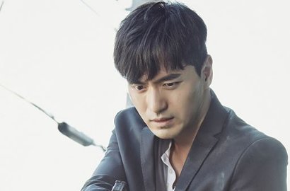 Pakai Seragam Angkatan Laut, Intip Pose Keren Lee Jin Wook di 'Goodbye Mr.Black'