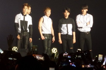 EXO Diberi Blangkon, Baekhyun Pamer Potong Rambut di Konser Indonesia