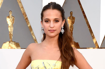 Bertabur Bintang, Alicia Vikander Bak Putri Disney di Red Carpet Oscar 2016