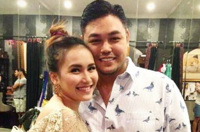 Ayu Ting Ting Dirangkul Mesra Ivan Gunawan, Jadian?