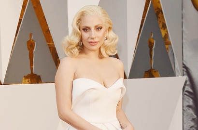 Hadiri Oscar 2016, Lady GaGa Beri Ciuman untuk Tunangan di Red Carpet