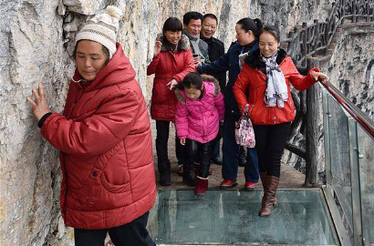Ngeri, Inilah Jalan Beralaskan Kaca Pada Tepi Lembah di Tiongkok