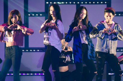 Bawakan '4 Walls' Versi Jepang, Fans Bikin Lautan Ungu di Konser Jepang f(x)
