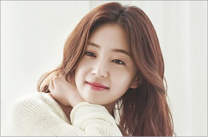 Cedera Syuting, Baek Jin Hee Pakai Gips Hadiri Perpisahan 'My Daughter, Geum Sa Wol'