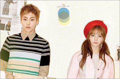 Pegangan Tangan, Jimin-Xiumin Saling Pandang Mesra di Syuting MV 'Call You Bae'
