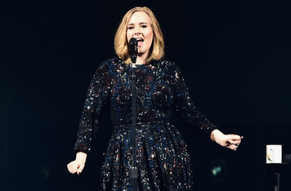 Spektakuler! Adele Hujan-Hujanan Nyanyi 'Set Fire to the Rain' di Konser