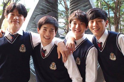 Penuh Bromance, Begini Interaksi 'Mesra' Suho EXO Cs Saat Syuting 'Glory Days'