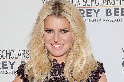 Jessica Simpson Pamer Payudara Lebih Besar, Hasil Operasi?