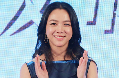 Pakai Jaket Tebal, Tang Wei Muncul Pertama Kalinya Usai Umumkan Kehamilan