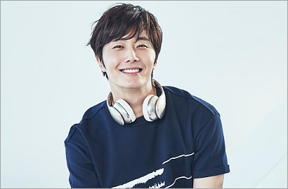 Ikut 'Running Man' Dubai, Begini Gaya Jung Il Woo Saat Jalan-Jalan di Pasar