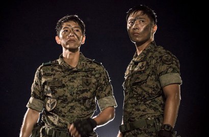 Tak Cuma di Drama, Ini Bukti Bromance Song Joong Ki-Jin Goo di Dunia Nyata