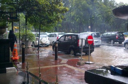 Diduga Kulit Kabel, Ada Penyebab Lain Munculnya Genangan di Depan Istana