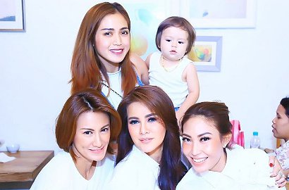 Bertabur Artis, Olla Ramlan Gelar Pesta Ulang Tahun Ke-36 Tanpa Suami