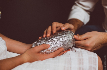 Dianggap Bayi, Pasangan Ini Lakukan Sesi Foto Gendong dan Cium Burrito