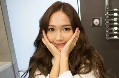 Pamer Paha Seksi, Jessica Bak Model Profesional di Paris Fashion Week