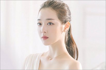 Pakai Rok Transparan, Paha Ramping Sulli Bikin Netter Iri Berat