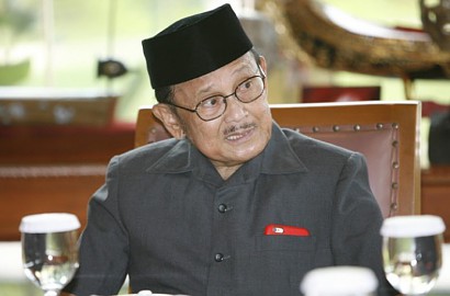 Presiden RI Ketiga BJ Habibie Dilarikan ke Rumah Sakit