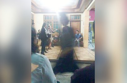 Bikin Merinding, Netizen Heboh Foto Bayangan Hitam di Acara Kebaktian