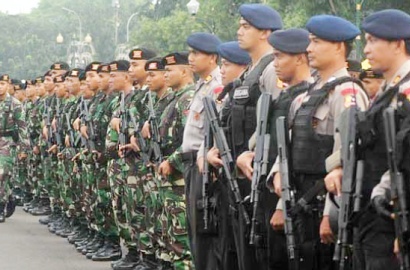 TNI Giring PSK dan Nyebur ke Got, Netter Ramai Bikin Hashtag #AhokLecehkanTNI