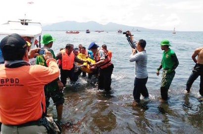 Cari Korban Kapal Rafelia, Tim SAR Temukan Ibu dan Anak Tewas Berpelukan