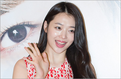 Hadiri Acara Promosi Kosmetik, Sulli Eks f(x) Cantik Pakai Dress Pendek