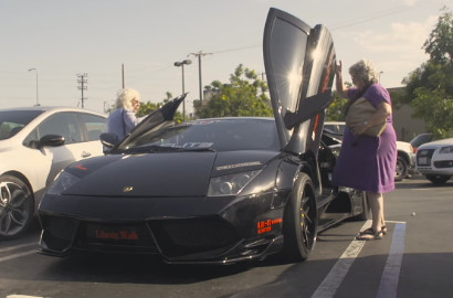 Jalan-Jalan Pakai Lamborghini, 2 Nenek Ini Bikin Warga Heboh