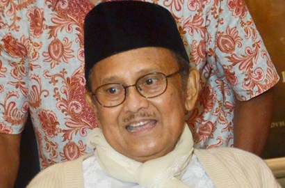Dirawat 9 Dokter, BJ Habibie Selama Ini Beraktivitas Pakai Kursi Roda