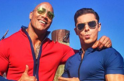 Pamer Otot, Zac Efron dan Dwayne Johnson Lomba Angkat Ban di 'Baywatch'