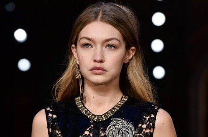Lelah Diikuti Paparazzi, Gigi Hadid Ketahuan Acungkan Jari Tengah