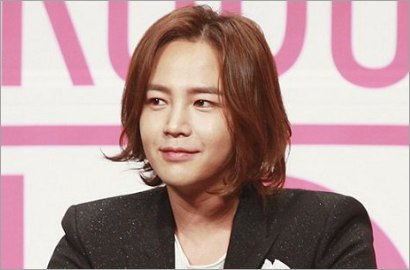 Dramatis dan Emosional, Intip Wajah Sendu Jang Geun Suk di Poster 'Daebak'