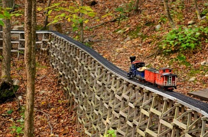Unik, Ada Miniatur Kereta Lengkap dengan Rel dan Terowongan Rahasia di Hutan Ini