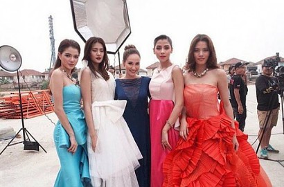 Anti Mainstream, Model-Model Ini Pose Cantik di Tempat Sampah