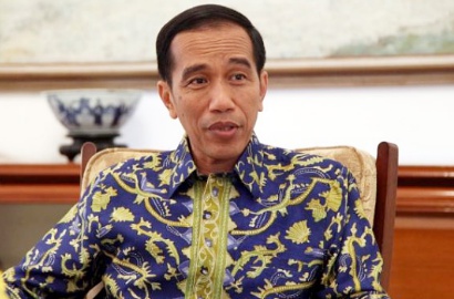 Bukan di Tengah Laut, Jokowi Saksikan Gerhana Matahari di Istana Bogor