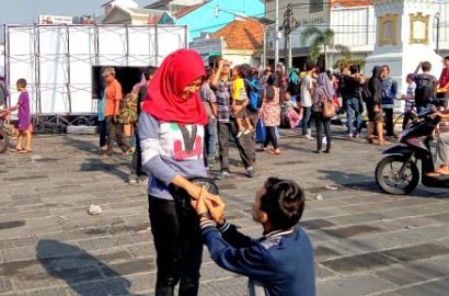 Romantisnya Pria Klaten Ini Lamar Sang Kekasih Saat Gerhana Matahari