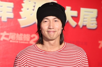 Jerry Yan Kepergok Peluk Mesra Seorang Wanita Berambut Pirang