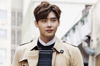 Bintangi Drama Jadul 'Jade Lover', Begini Penampilan Modis Lee Jong Suk