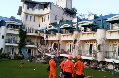 Demi Anak, Seorang Ayah Rela Berkorban Tahan Beton Hotel yang Longsor