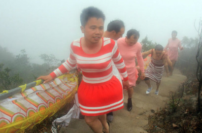 Kocak, Bapak-Bapak Ini Naik Gunung Pakai Dress di Hari Wanita Internasional