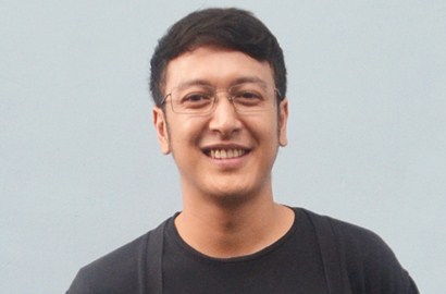 Dimas Anggara Pamer Foto Bareng Cewek Misterius, Pacar Baru?