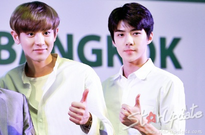 Dilarang Foto, Sehun-Chanyeol Malah Bandel Pose Kocak Sama 'Kembaran'