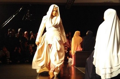 Jadi Model di Fashion Week 2016, Marshanda Pakai Hijab Lagi