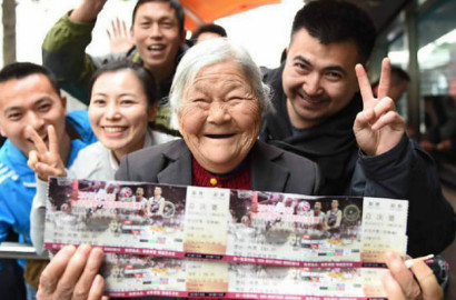 Demi Sang Anak, Nenek 80 Tahun Rela Tembus Antrean Tiket Pertandingan Basket