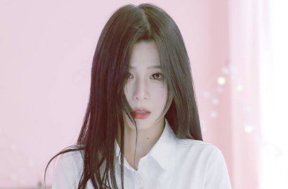 Waduh, Member Girlband Rookie Ini Ketahuan Pakai G-String Saat Tampil