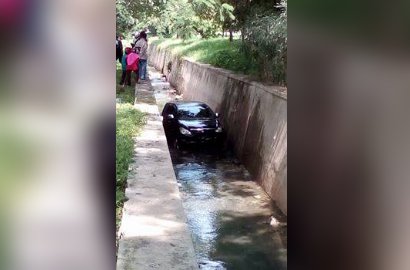 Beredar Foto Mobil Masuk ke Saluran Air, Netter: Lah Kok Bisa?