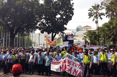Demo di Balai Kota Jakarta, Supir Taksi dan Kopaja Protes Transportasi Online