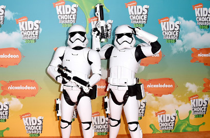 'Star Wars: The Force Awakens' Menang, Blake Shelton Kena Siram Slime