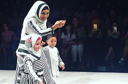 Sosok Imut Amora Curi Perhatian Tampil Berhijab di Catwalk Bareng Krisdayanti