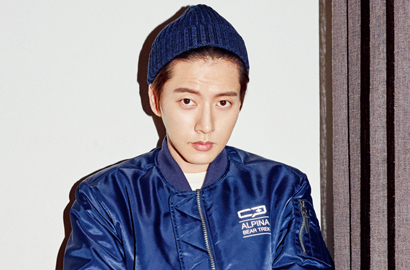Imutnya Park Hae Jin Ambil Hadiah Fans yang Jatuh Saat di Bandara
