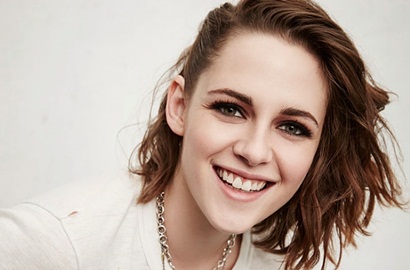 Dipeluk dan Diberi Bunga, Inikah 'Cewek' Baru Kristen Stewart?